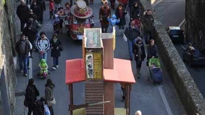 A Pitigliano l’esilarante corteo degli Apecar. Poi tutti quanti in piazza della Repubblica