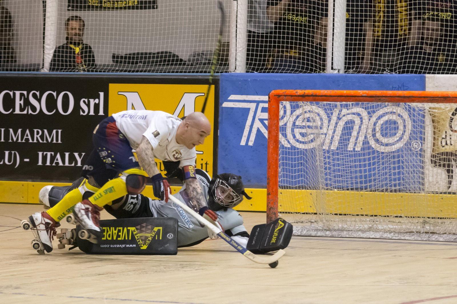 Pedro Gil supera il portiere del Bassano (foto Gabriele Baldi)
