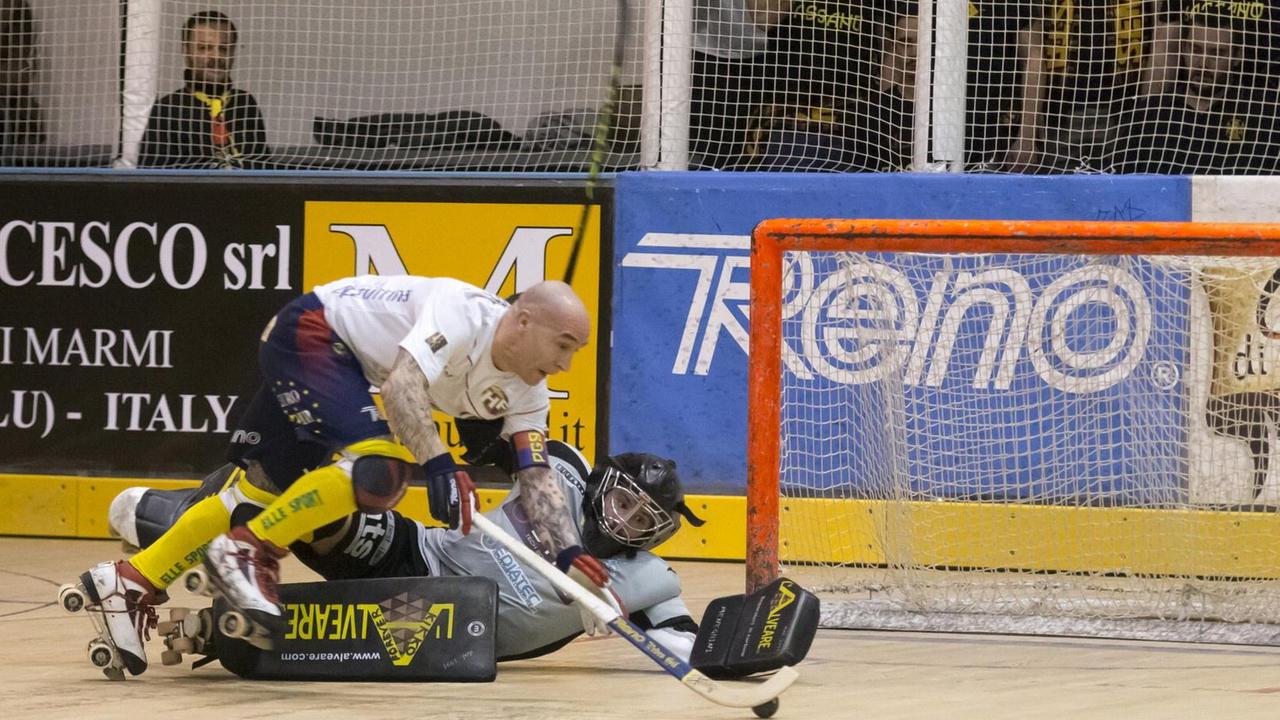 Pedro Gil supera il portiere del Bassano (foto Gabriele Baldi)