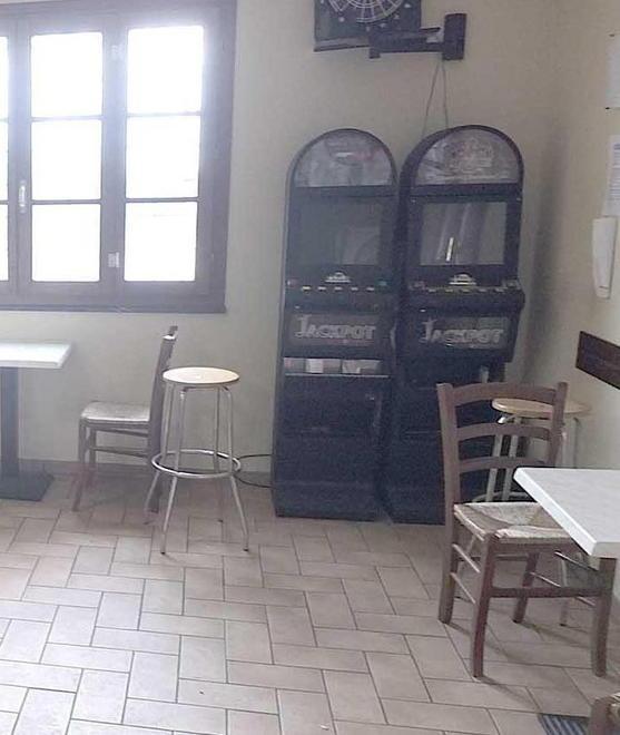 Smurano parete e finestra e svaligiano il bar sul lago 