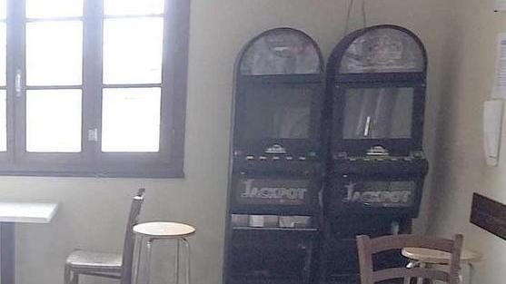 Smurano parete e finestra e svaligiano il bar sul lago