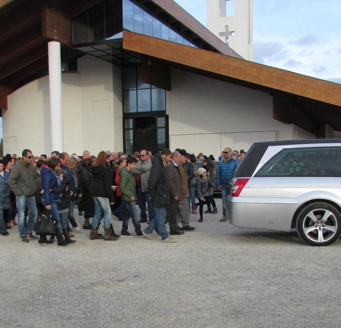 Una folla commossa al funerale della maestra Leonia