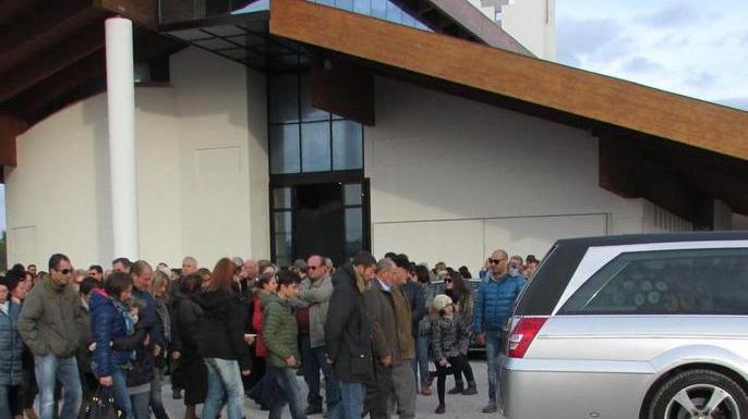 Una folla commossa al funerale della maestra Leonia
