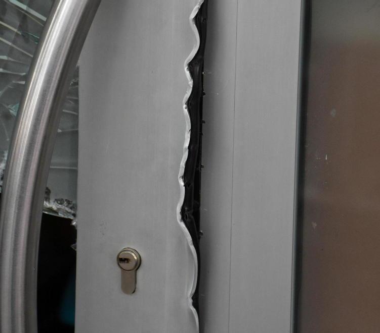 Sradicano i tombini e svaligiano due bar 