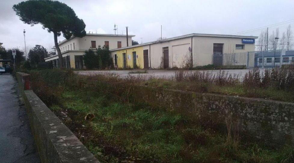 Degrado e vandalismi alla stazione ferroviaria 