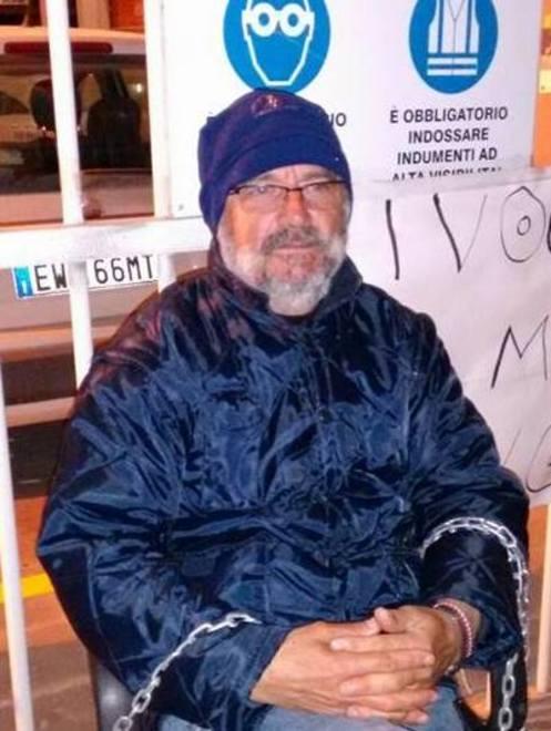 L’operaio scioglie le catene 