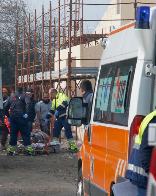 Cade da una scala nel cantiere: ricoverato muratore 35enne