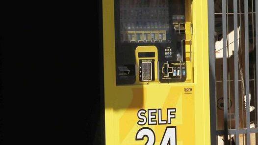 Assalto dei ladri al self service rubate le sigarette e i soldi