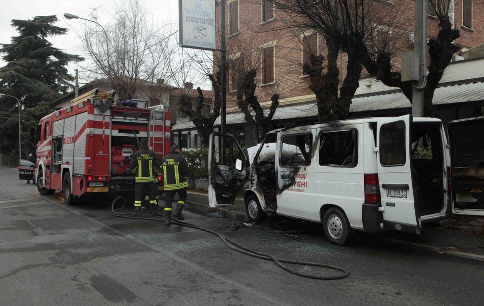 Furgone brucia in via Mascagni 