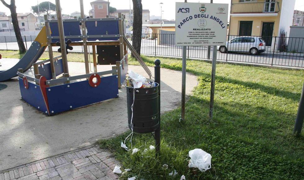 Erba alta e sporcizia al Parco degli Angeli