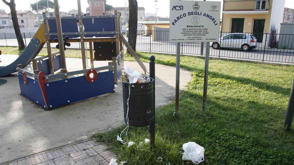 Erba alta e sporcizia al Parco degli Angeli