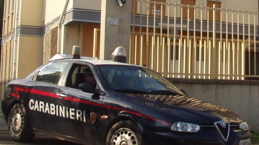 Vuole soldi, minaccia la madre e tira un mattone ai carabinieri: arrestato