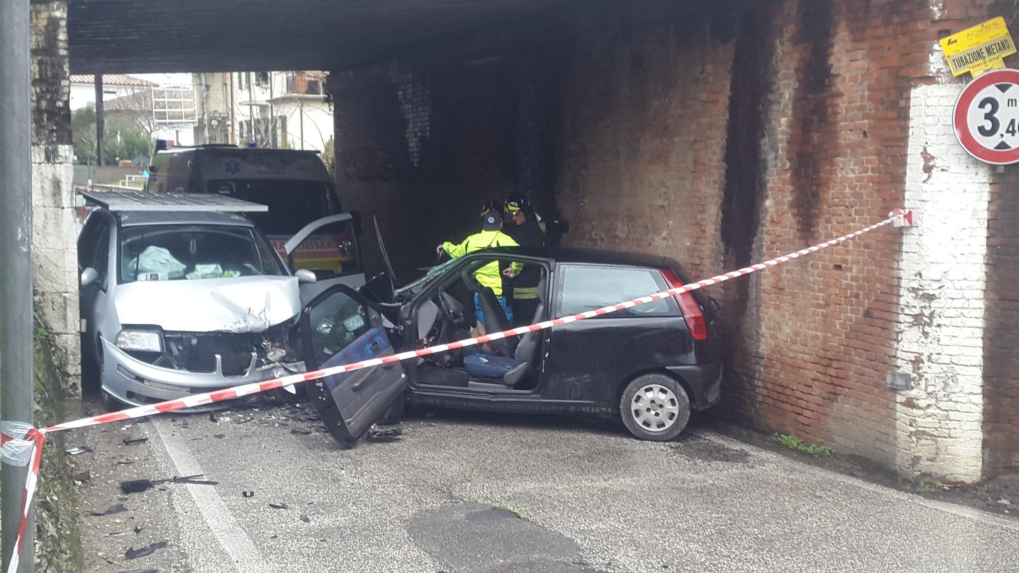 Muore nello scontro tra due auto