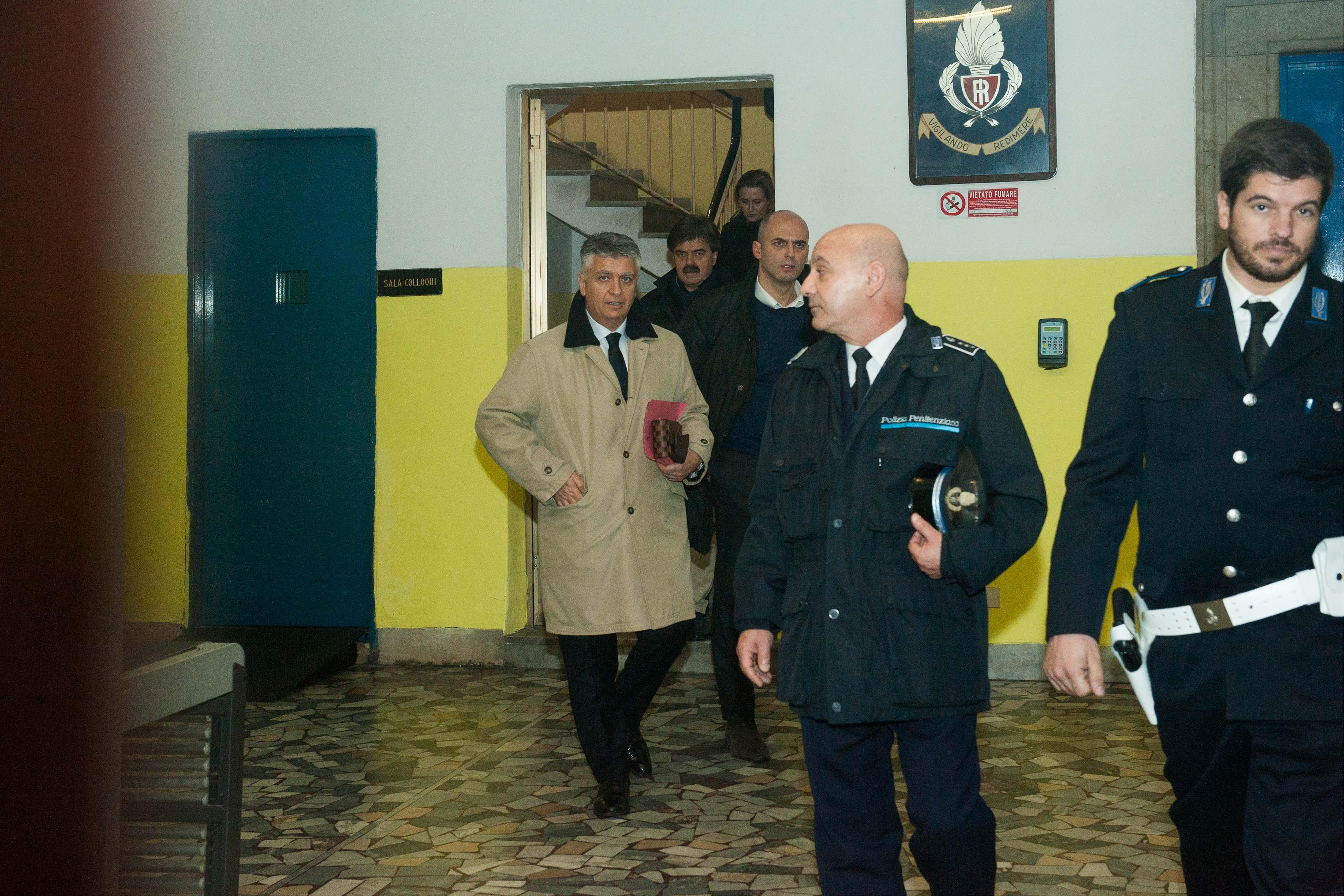 Massimo Mallegni durante la visita nel carcere di Lucca (Foto Serrnacchioli)