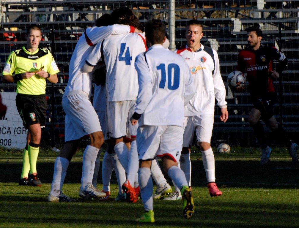 Gavorrano, rullo compressore. Grosseto ko in Sardegna