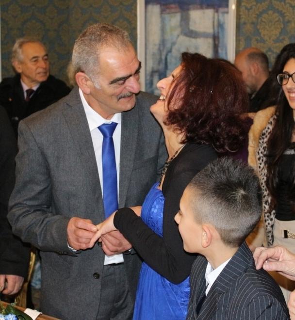 Il bacio di Maria Ausilia e di Enrico subito dopo la cerimonia in municipio