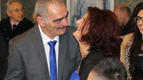 Il bacio di Maria Ausilia e di Enrico subito dopo la cerimonia in municipio