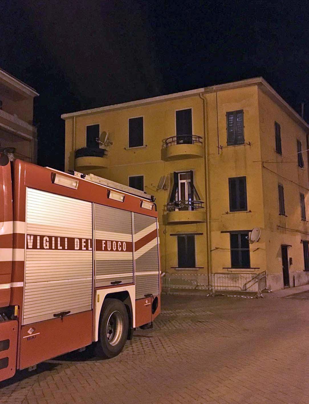 Vigili del fuoco intervengono in via Landi (foto Paolo Barlettani)