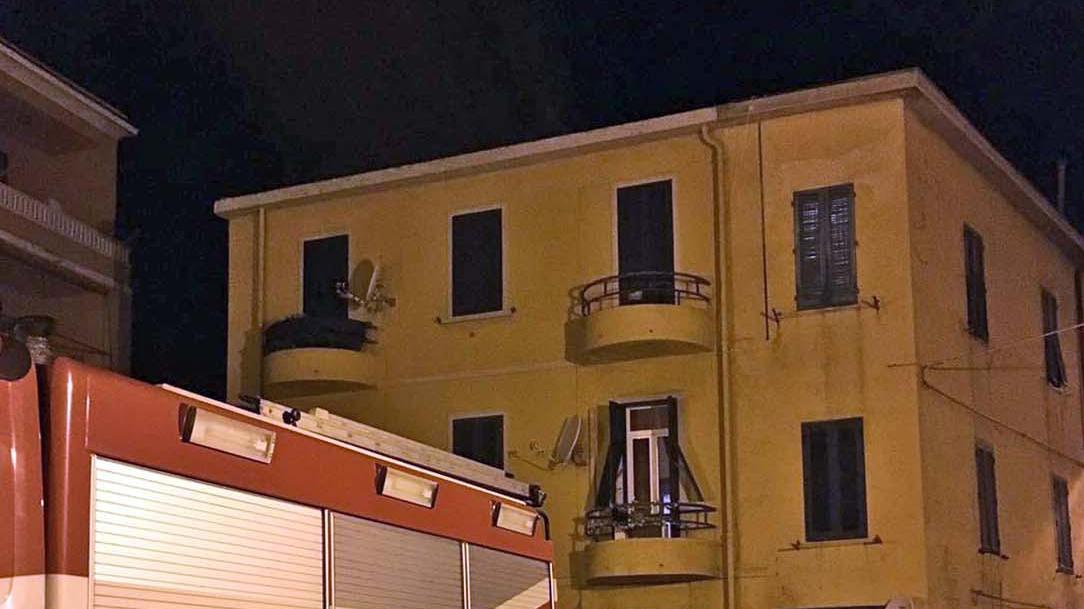 Vigili del fuoco intervengono in via Landi (foto Paolo Barlettani)
