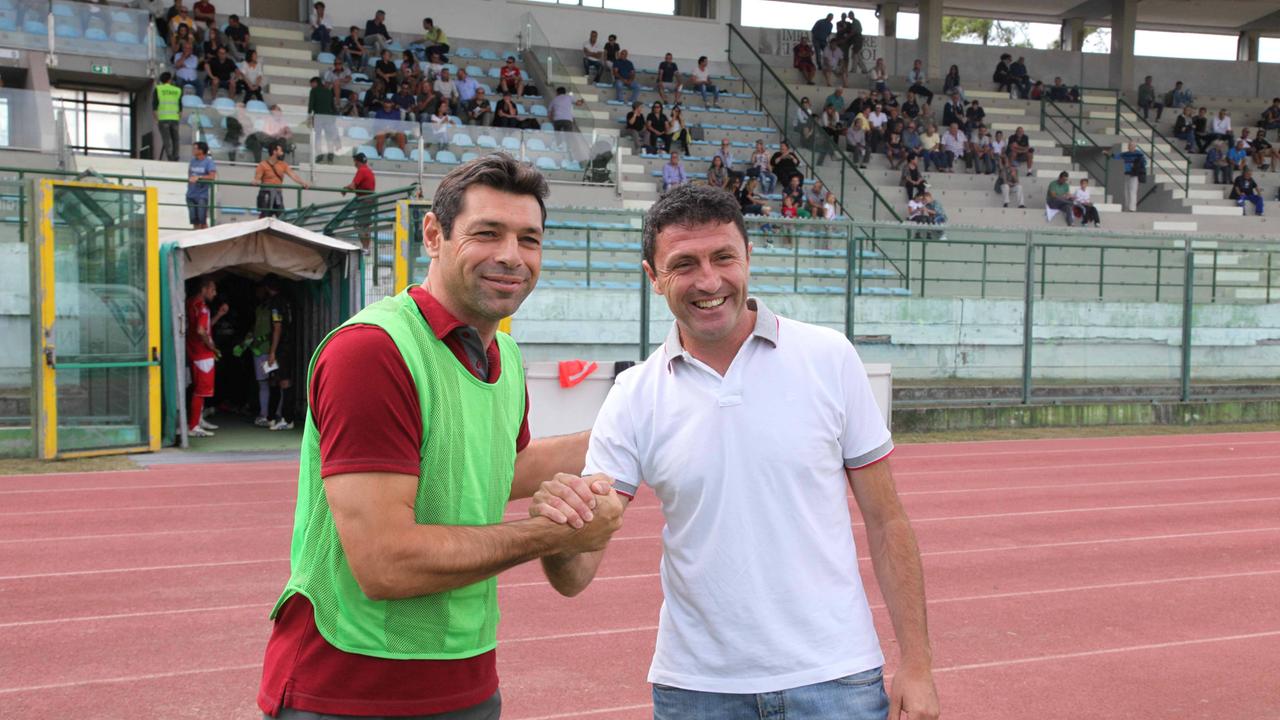 Il tecnico del Viareggio, Alessandro Pierini, con quello del Gavorrano, Vitaliano Bonuccelli