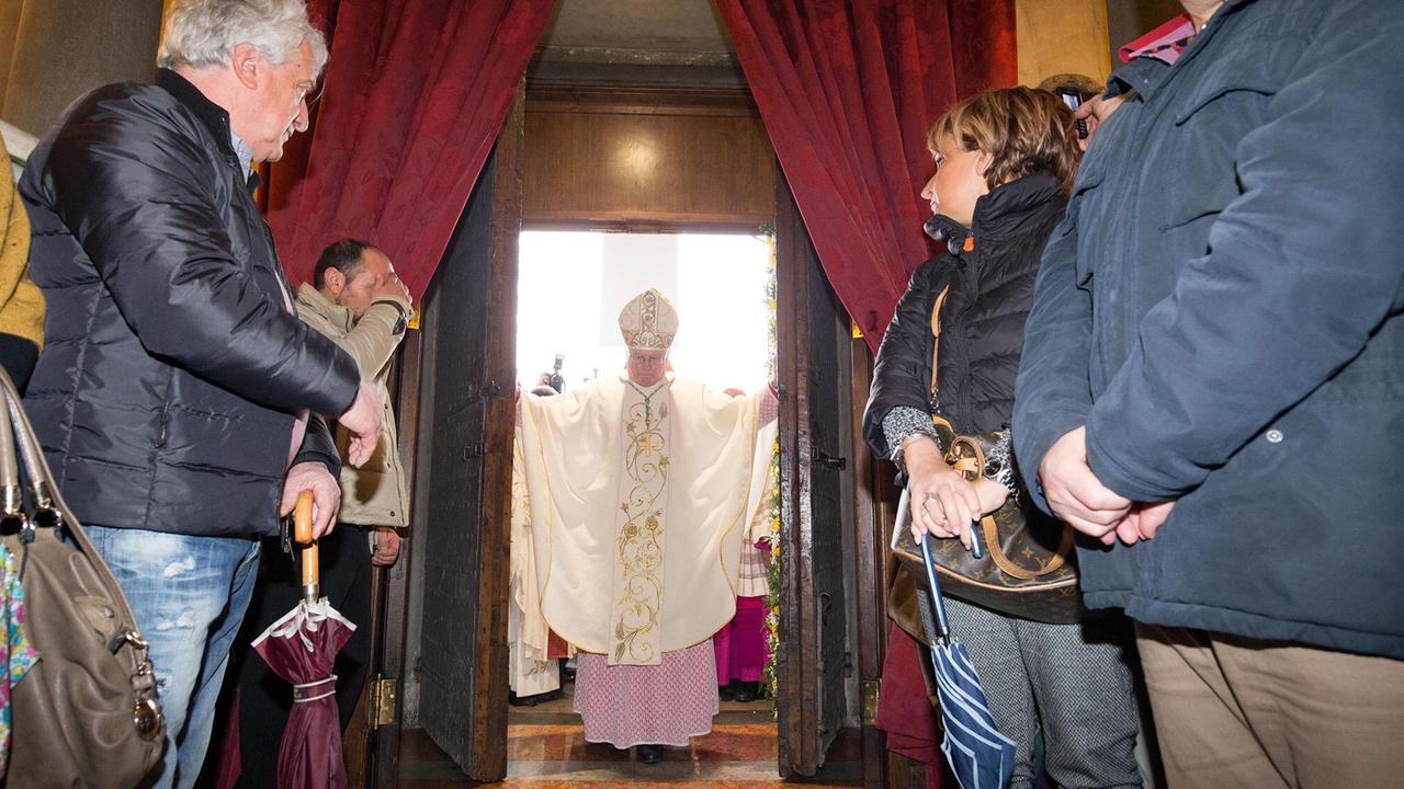 Monsignor Roberto Filippini apre la éprta Santa del Santuario (Foto Nucci)