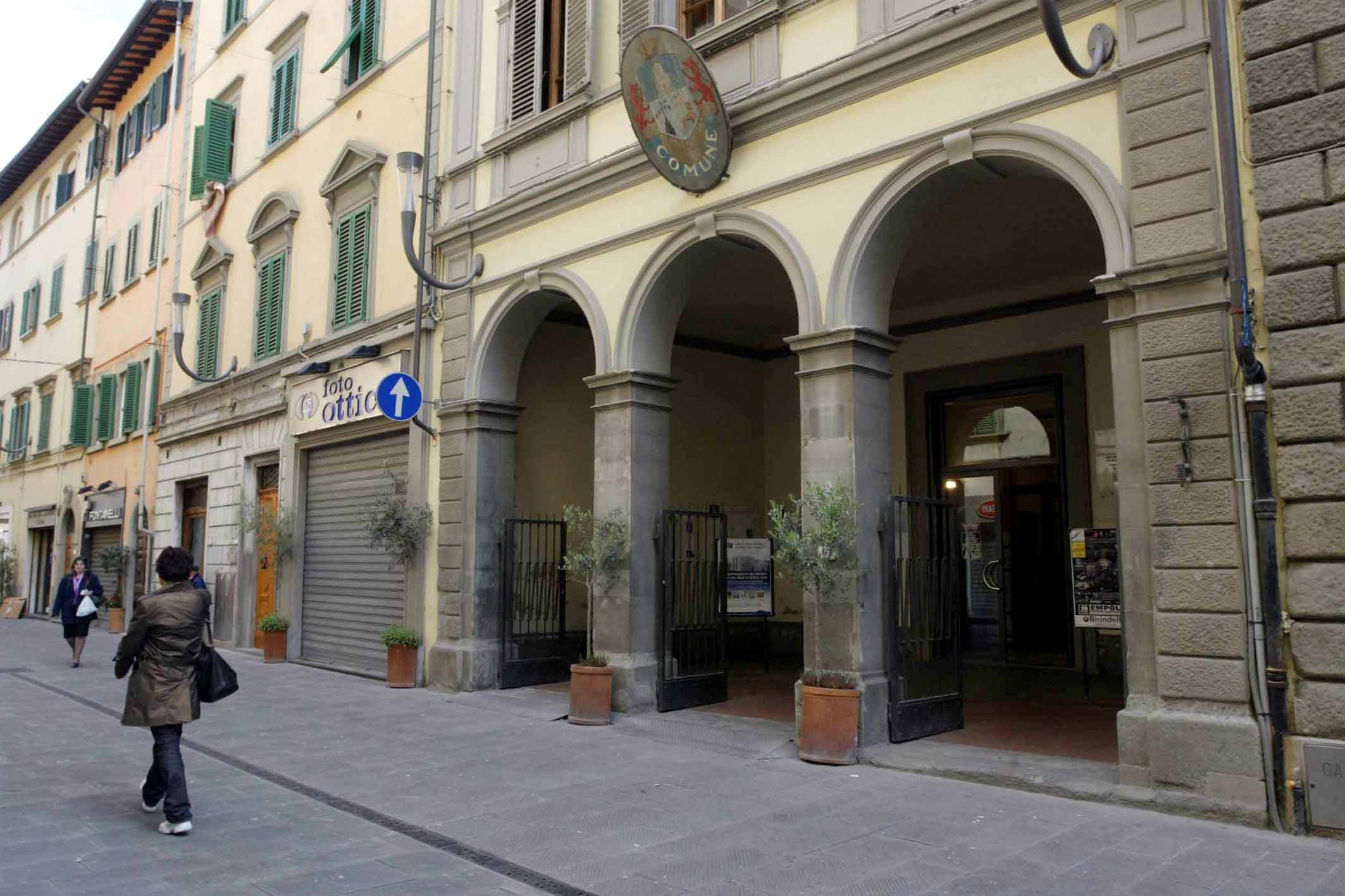 Il municipio di via Del Papa (foto d'archivio)