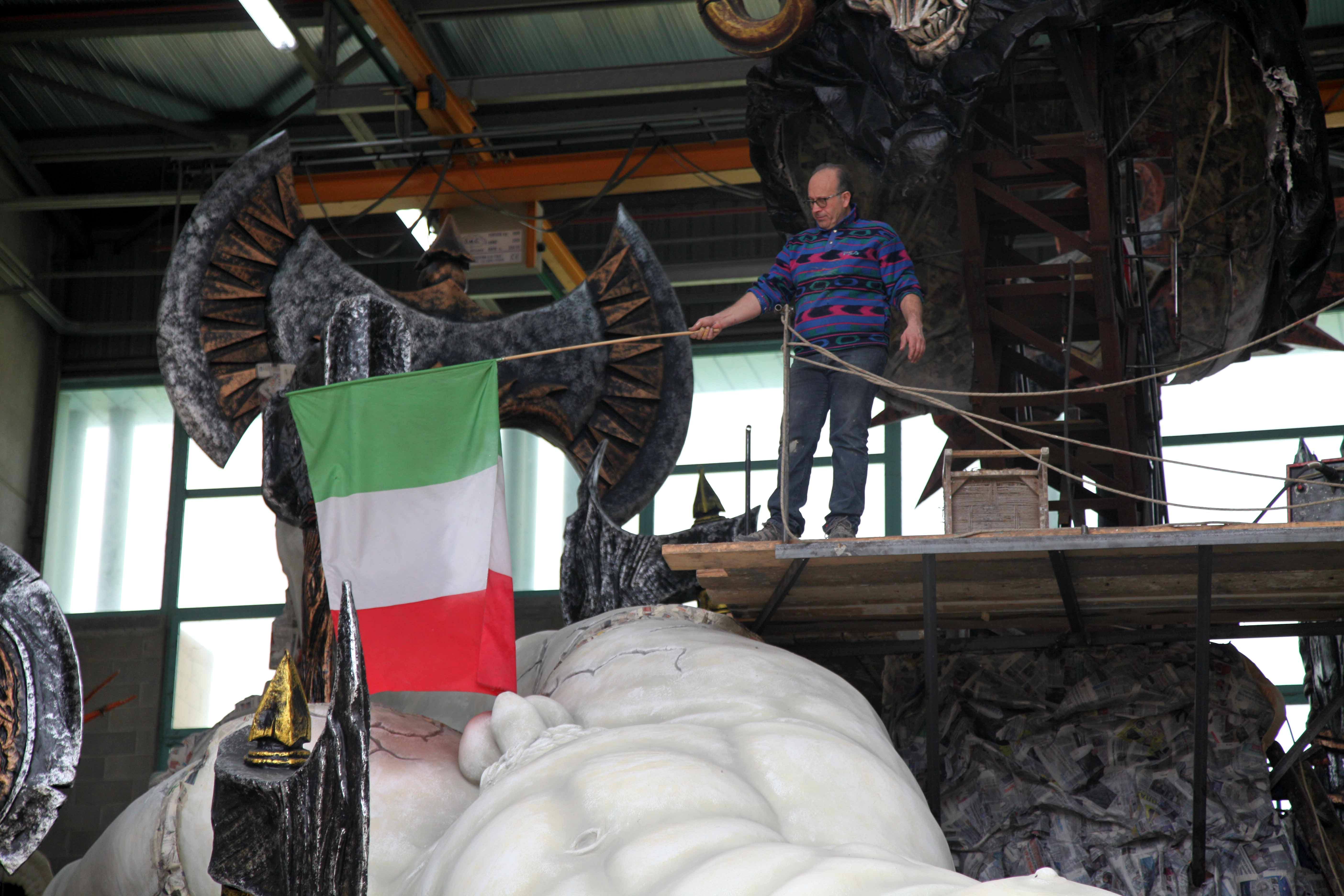Fabrizio Galli copre con la bandiera italiana le parti intime del David rappresentato sul suo carro (foto Ciurca/Paglianti)