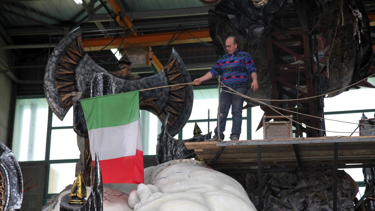 Fabrizio Galli copre con la bandiera italiana le parti intime del David rappresentato sul suo carro (foto Ciurca/Paglianti)