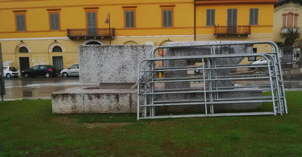 Nella Piccola Atene transenne appoggiate alla scultura di Cascella 