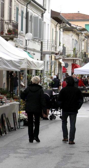 Scatta il giro di vite sui mercatini in città «Controlli sulla merce» 