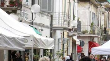 Scatta il giro di vite sui mercatini in città «Controlli sulla merce»