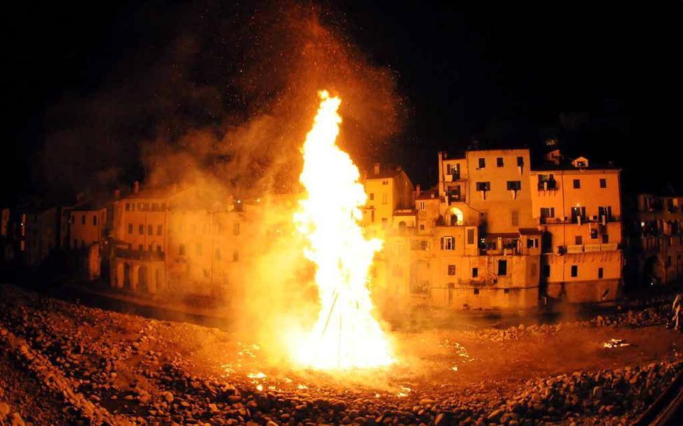San Geminiano accende alle 19 il suo falò 