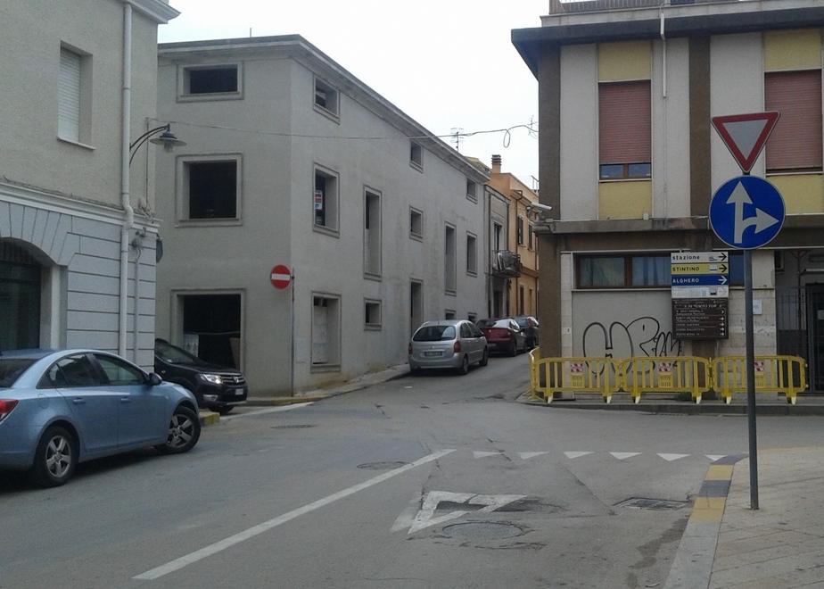 Incrocio pericoloso in via Azuni