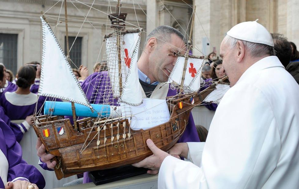 Detenuto di Nuchis dona un veliero al Papa 