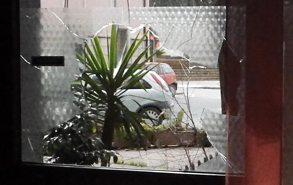 “Spaccata” e furto in un bar 