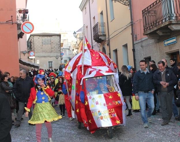 Sfilate e veglioni, carnevale al via 