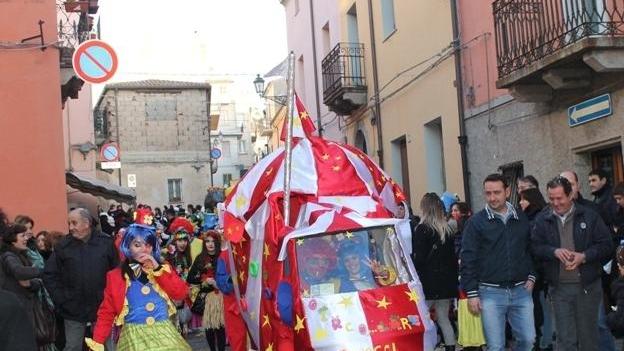 Sfilate e veglioni, carnevale al via