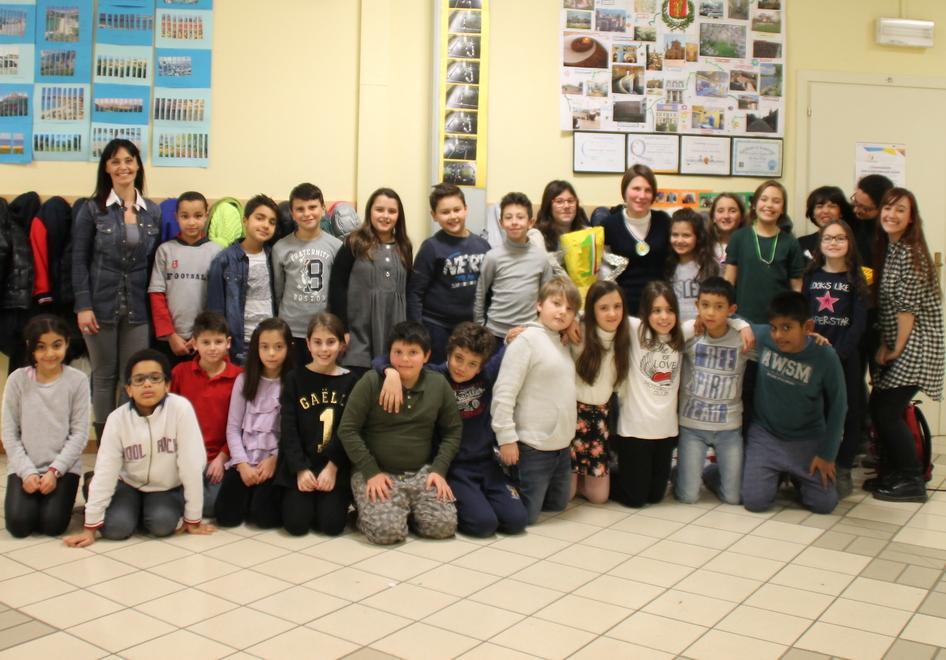 Cecilia Camellini in visita ai bambini delle scuole Calvino