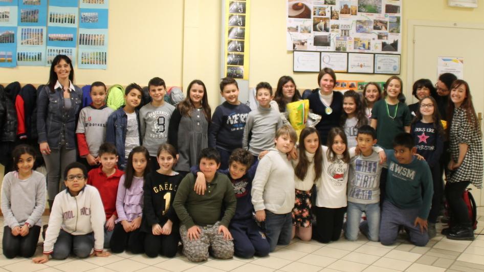 Cecilia Camellini in visita ai bambini delle scuole Calvino