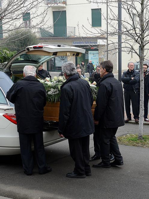 Lacrime e chiesa piena per l’addio ad Alberto 