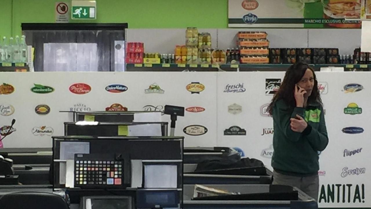 Il supermercato rapinato (foto Silvi)