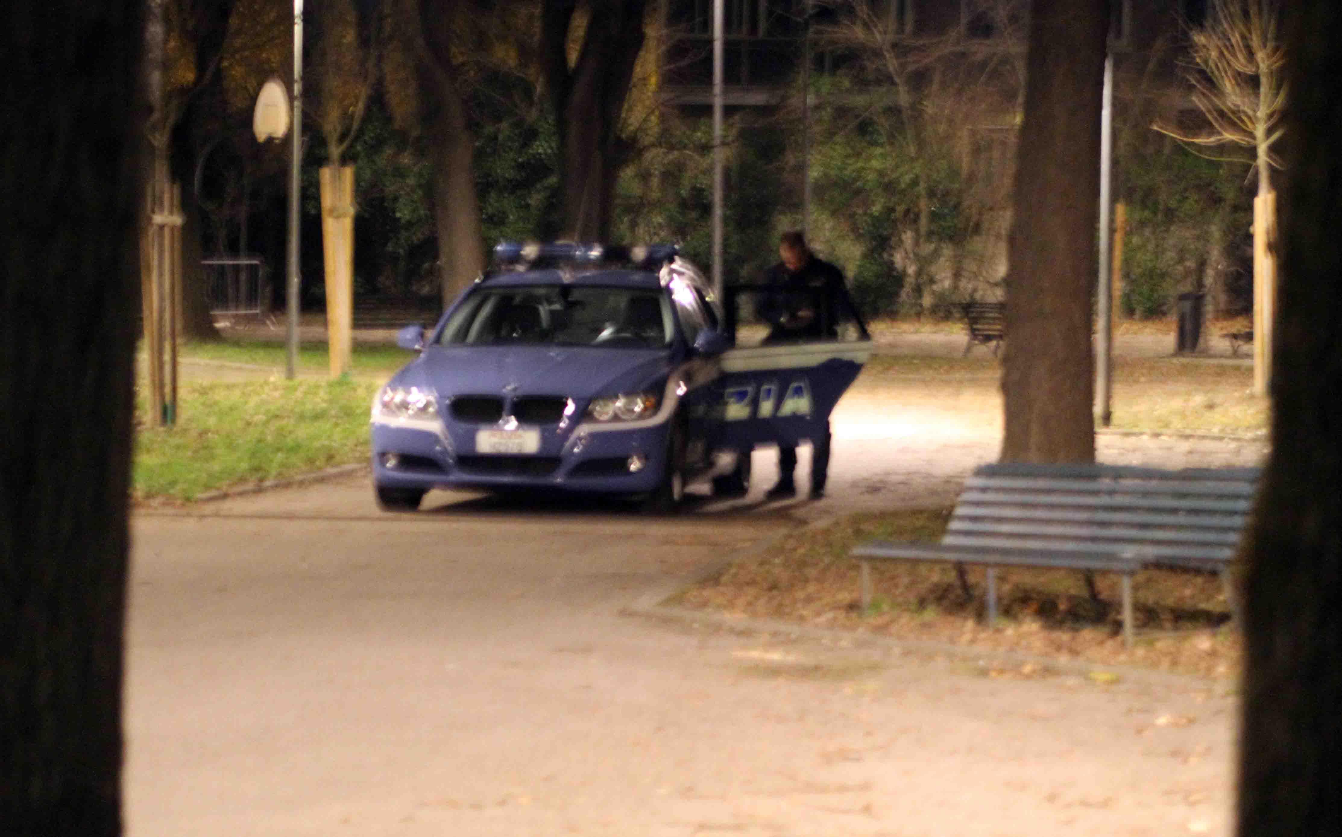 La polizia nei giardini del grattacielo