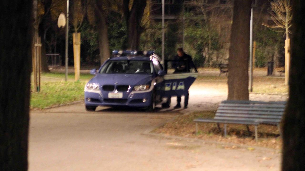 La polizia nei giardini del grattacielo
