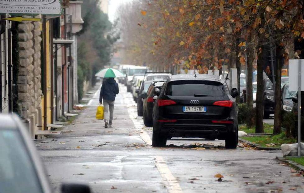 Nel viale della Stazione sparisce la pista pedonale
