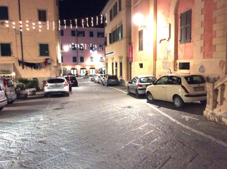 Auto parcheggiate in centro storico (foto Gio' Di Stefano)