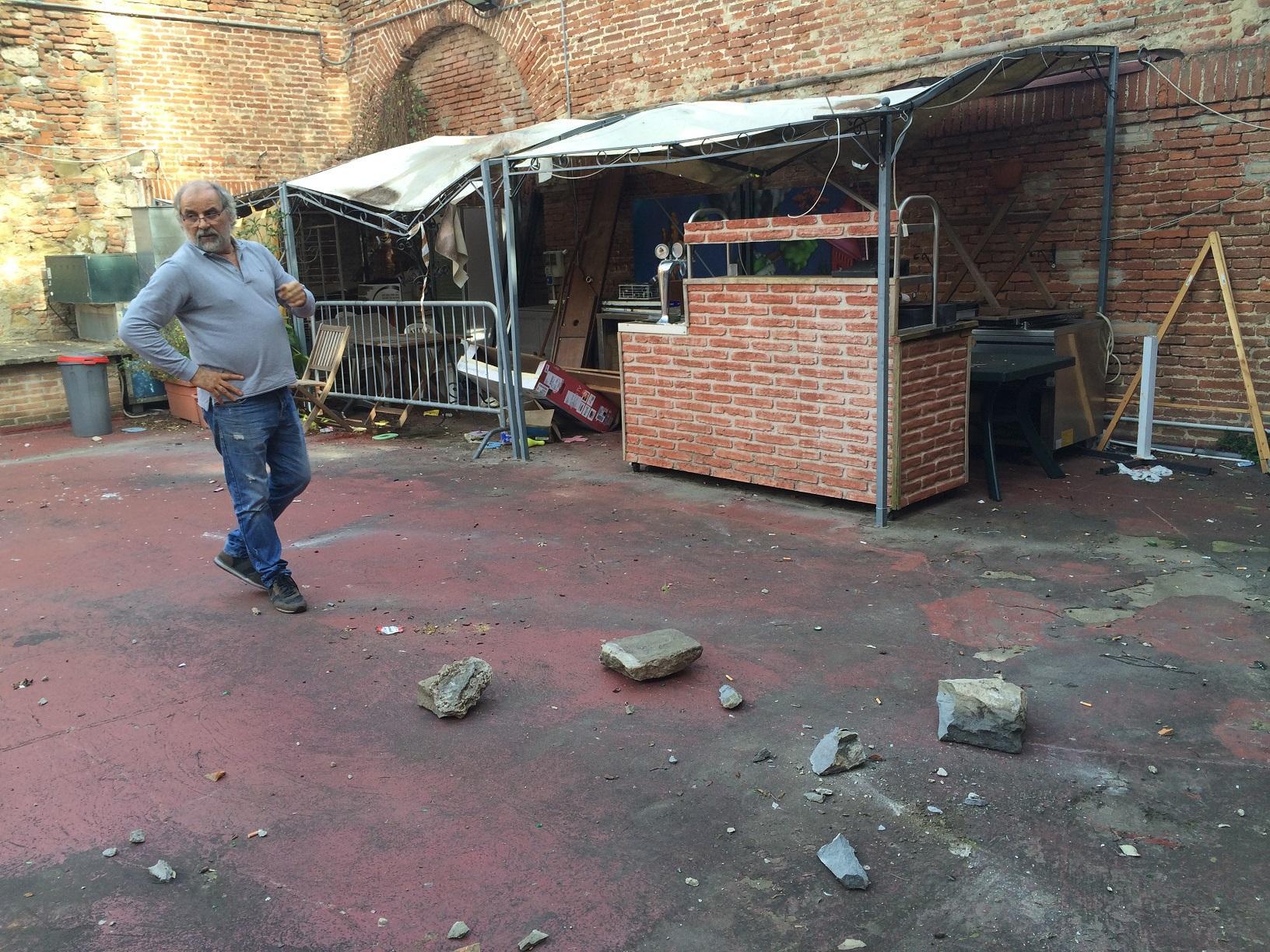 Riccardo Uguzzoni nella troniera del suo ristorante. In terra le pietre lanciate dalla balaustra, sullo sfondo il gazebo rotto a suon di sassate e la transenna lanciata tempo fa, sempre dalla balaustra delle Mura
