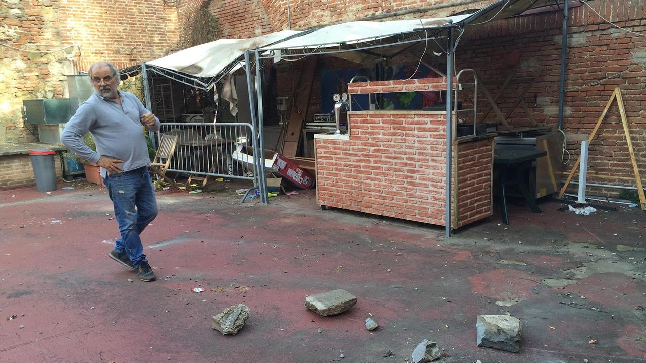 Riccardo Uguzzoni nella troniera del suo ristorante. In terra le pietre lanciate dalla balaustra, sullo sfondo il gazebo rotto a suon di sassate e la transenna lanciata tempo fa, sempre dalla balaustra delle Mura