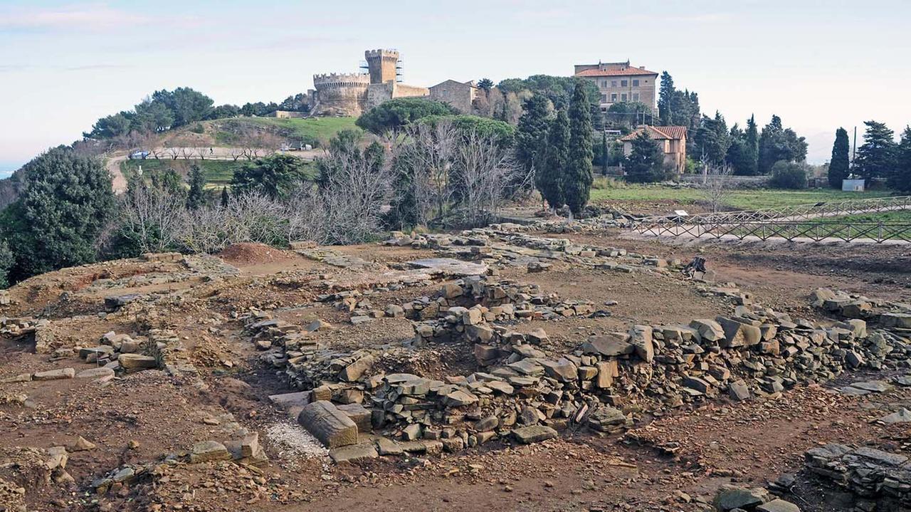 Una panoramica dell'area del tempio e, sullo sfondo, Populonia (fotoservizio Paolo Barlettani)
