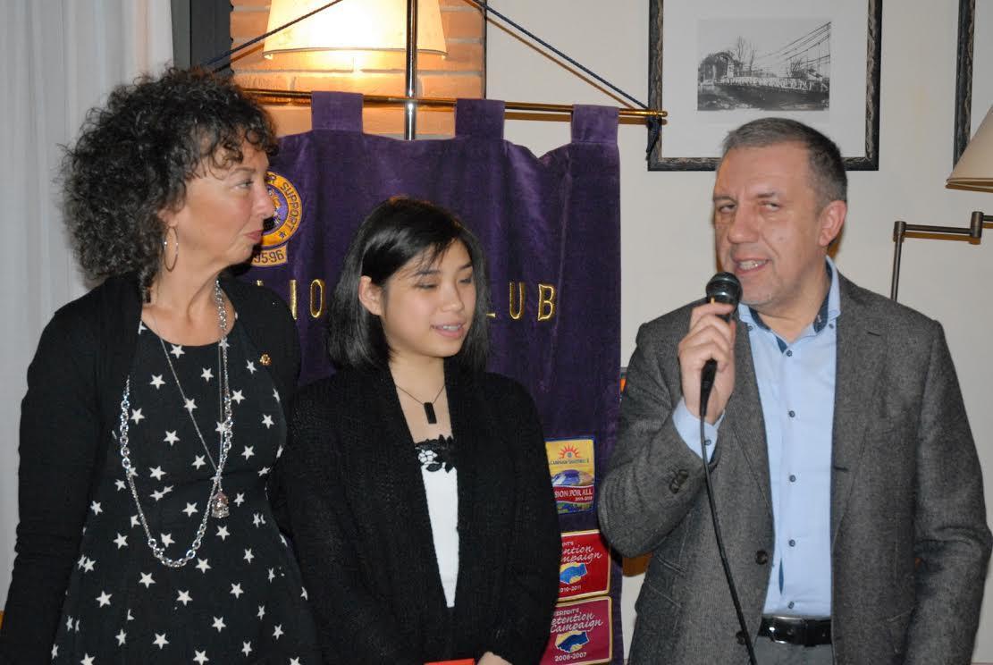 Cristina Vignolini con la studentessa premiata, Diane Villenas, e il dirigente Tiziano Pierucci