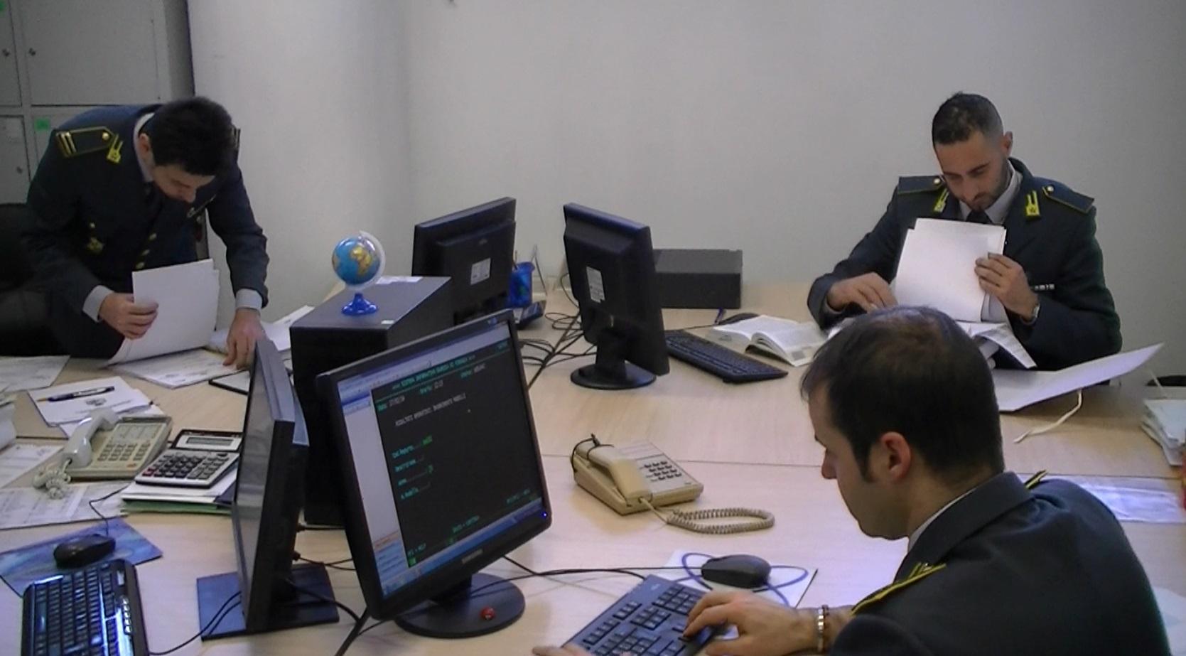 Guardia di Finanza al lavoro
